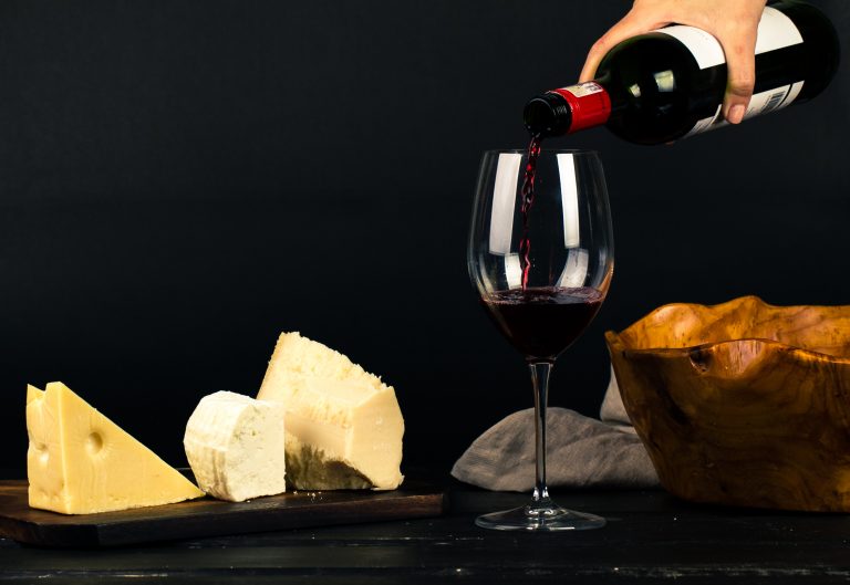 SUA impun taxe de 25% pentru vinul franţuzesc, brânza italiană şi whisky-ul scoţian
