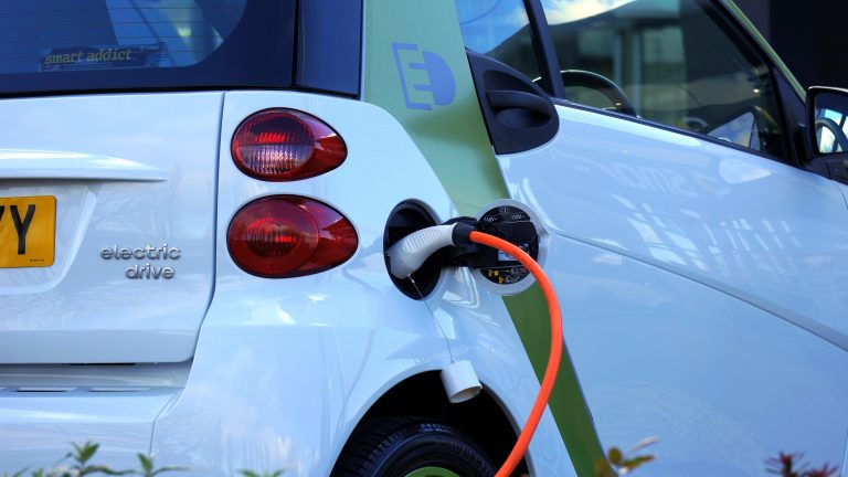 Cercetători americani:  Maşinile electrice ar putea fi încărcate în doar 10 minute