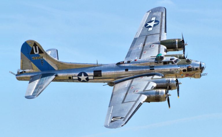 Un avion B-17, din al Doilea Război Mondial, s-a prăbușit în încercarea de a ateriza de urgență