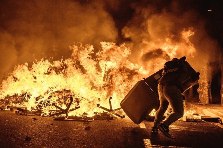 VIDEO Haos de război civil pe străzile Barcelonei/ Ciocniri între polițiști și o adevărată gherilă urbană