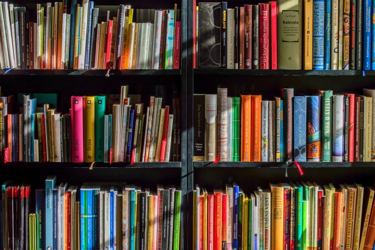 Romanians read less, buy fewer books