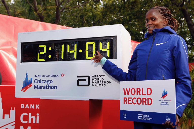 O kenyană a doborât recordul mondial la maraton, la doar o zi după performanța istorică a conaționalului său