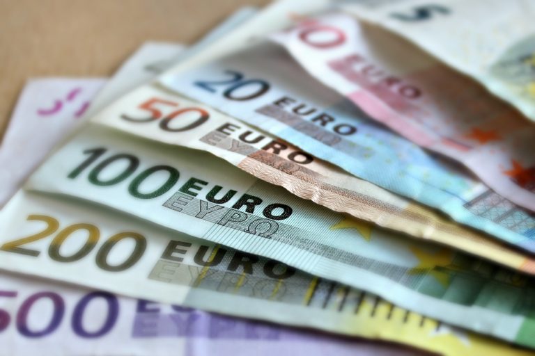 Directoarea unei bănci din București, acuzată că a furat 300.000 de euro din conturile unor clienţi