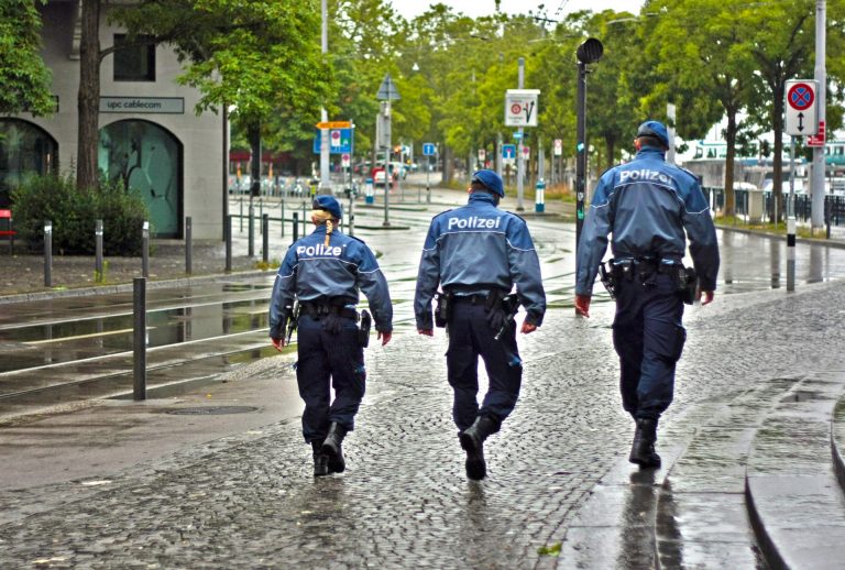 Efecte secundare ale ofensivei: Militanţi pro-kurzi au atacat două firme turceşti din Germania