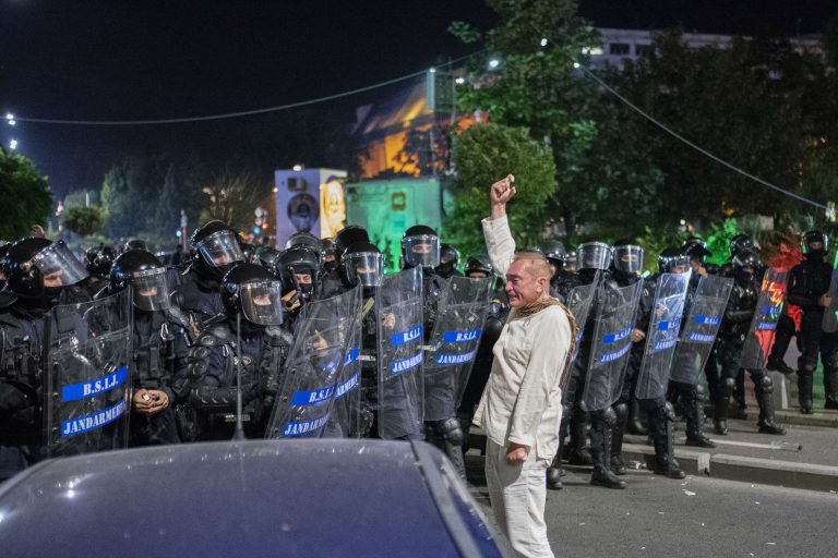 ”Dirijorul în alb” de la mitingul Diasporei din 10 august 2018 a dat Jandarmeria în judecată