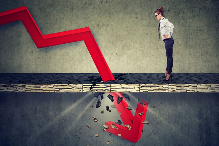 Consumul, motorul creșterii economice, scade turația, insolvenţele se extind. Scăderea vânzărilor generează dificultăţi