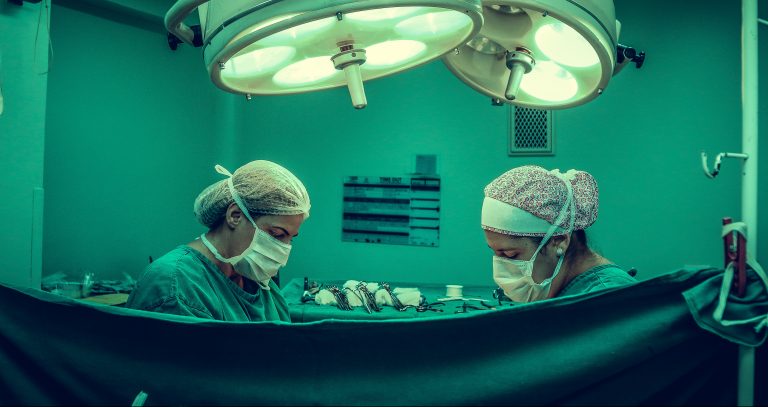 Adolescent de 17 ani din Constanța, la spital după ce i-a explodat o petardă în faţă