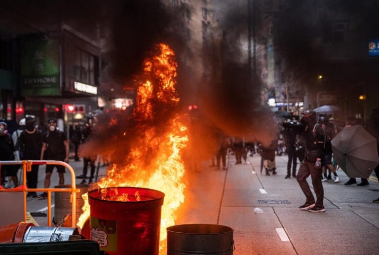 VIDEO Peisaj de război la Hong Kong: Gaze lacrimogene, sticle incendiare, sute de magazine distruse