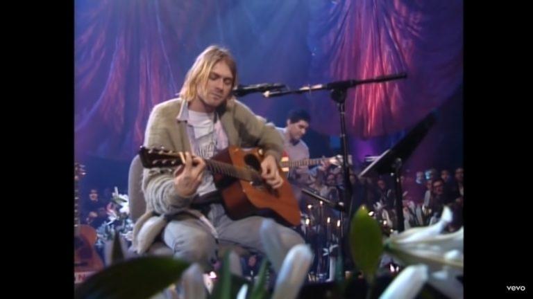 Un pulover purtat de Kurt Cobain a fost vândut cu 334.000 de dolari