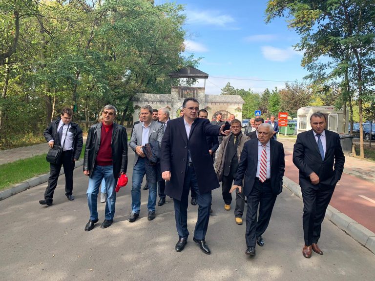 Ambasadorul rus, Valeri Kuzmin, Petre Daea şi Marian Oprişan, în vizită la expoziţia ”Fabricat în Vrancea”