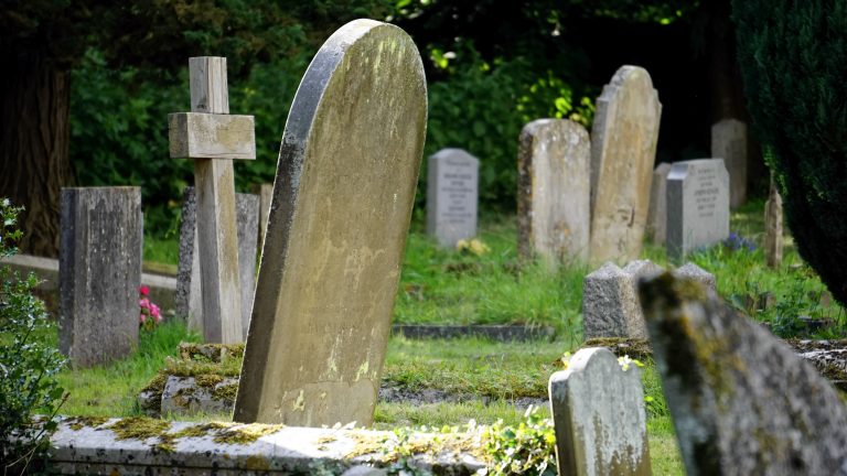 Se întâmplă în România: Pacient mort, îngropat dezbrăcat, într-un sac