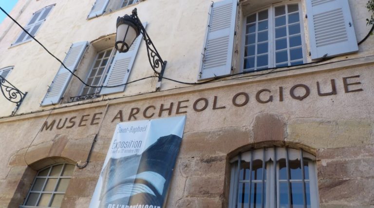 „Va deveni un infern”. Un bărbat baricadat într-un muzeu arheologic la Saint-Raphaël/ Zidurile, pline de inscripții în arabă