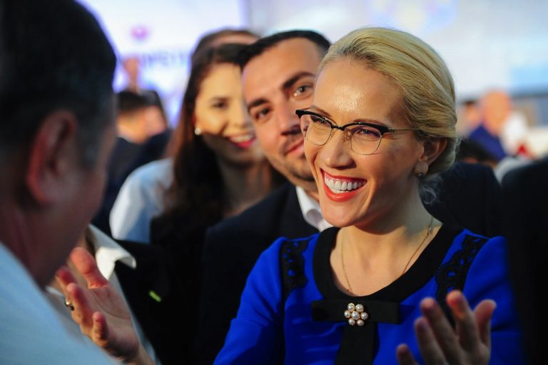 Newsweek: Candidata PPU la președinție îl acuză pe Dan Voiculescu de șantaj și că folosește discreționar banii de campanie