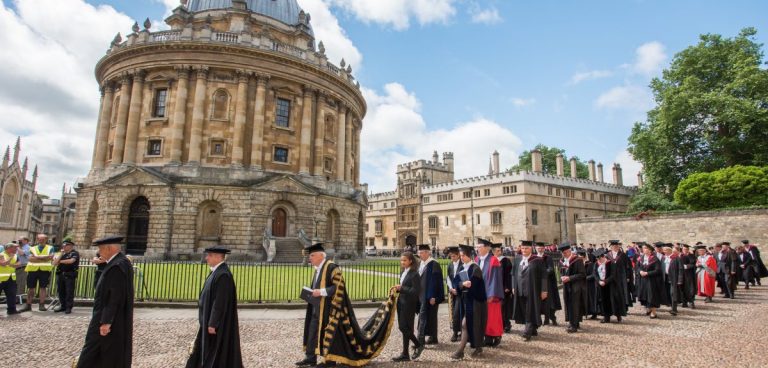 Studenții de la Oxford vor să interzică aplauzele, din cauză că ar putea provoca anxietate persoanelor hiperacuzice