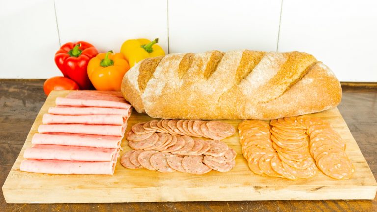 Ce mănâncă românii | INS: 96 kg de pâine și 58 kg de carne pe an