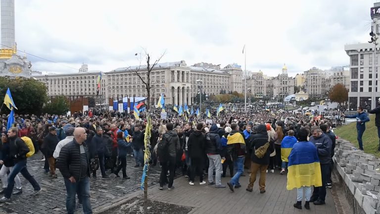 Mii de ucraineni au protestat la Kiev, cu Petro Poroșenko în frunte. Zelenski, acuzat că a “capitulat” în fața Rusiei