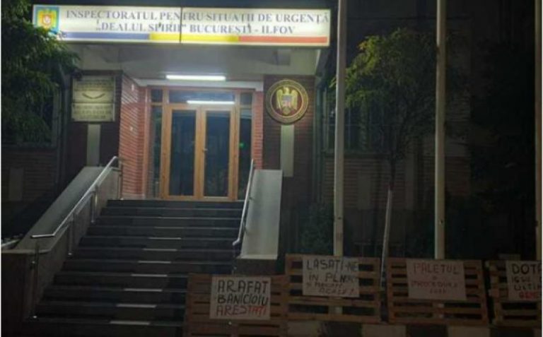 Protest în fața sediului ISU. Se cere arestarea lui Arafat și a lui Bănicioiu