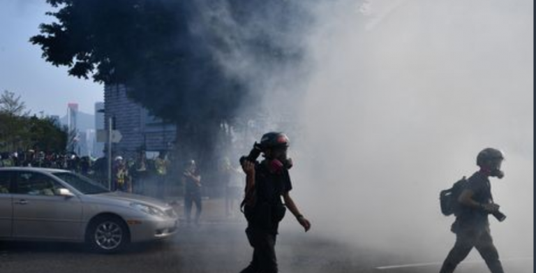 Hong Kong | Poliţia trage cu gaze lacrimogene şi bile de cauciuc în manifestanţi