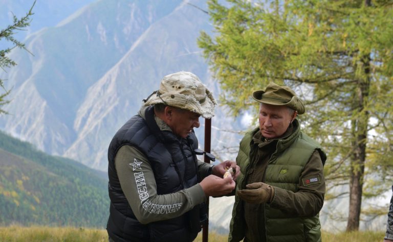 GALERIE FOTO. Putin își serbează ziua de naștere în taiga, alături de posibilul viitor președinte al Rusiei