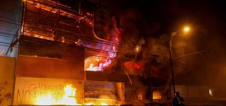 Chile, stare de asediu: Mai mulţi morţi în revoltele faţă de creşterea tarifului la metrou