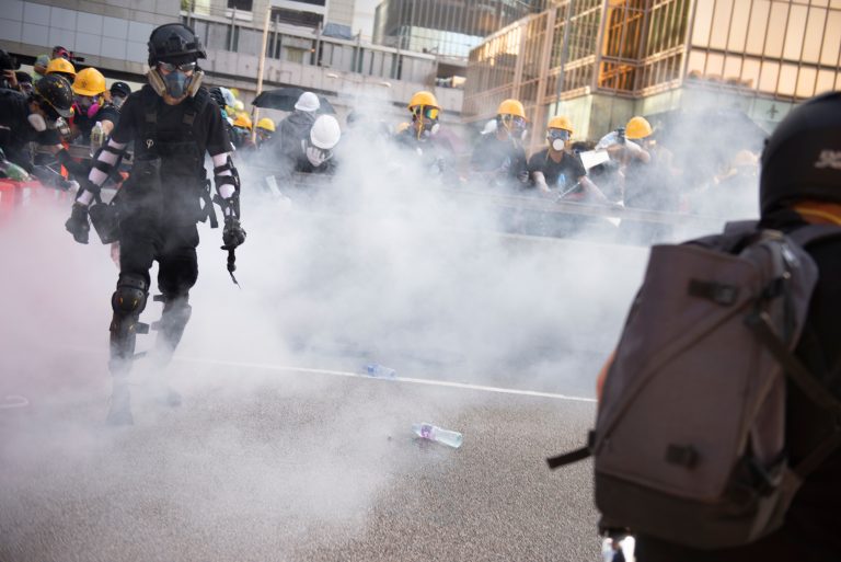 UPDATE: Guvernul din Hong Kong a interzis măștile la proteste