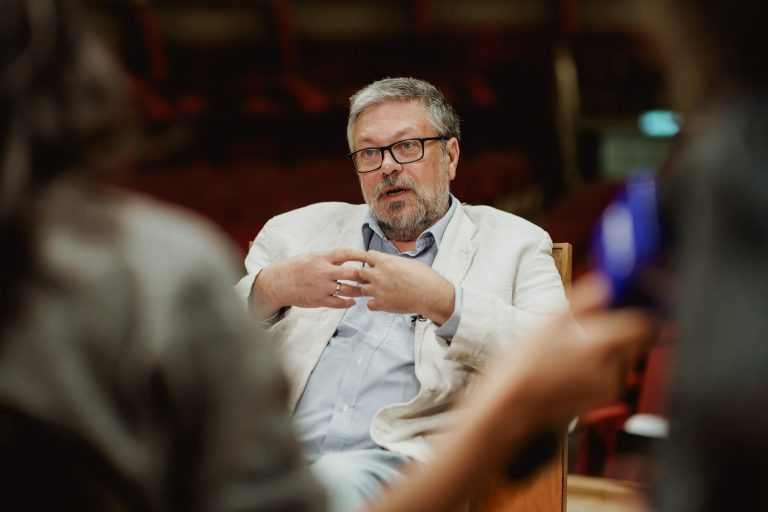 REPORTAJ Mihail Șișkin vs. Dictatorul. Cum să devii detestat de Putin pe scena Ateneului