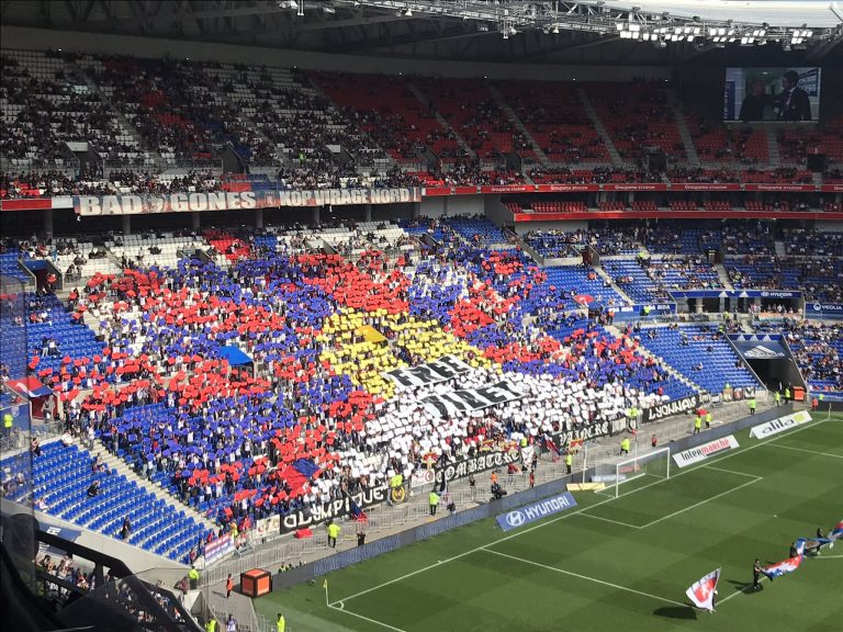 Protest anti-China la un meci de fotbal din Franța. Suporterii au afișat steagul Tibetului