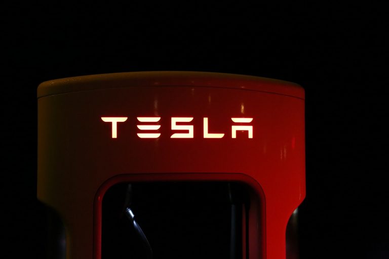 Tesla, obligată să plătească 329 de milioane de dolari despăgubiri după un accident mortal care a implicat Autopilot