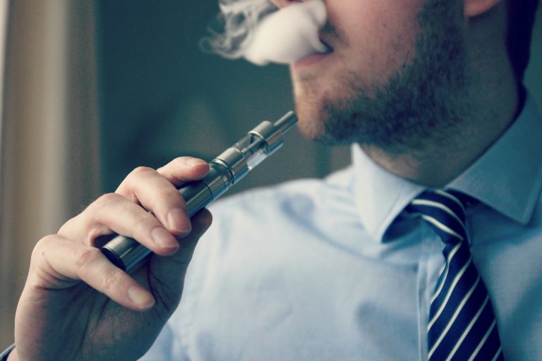 Țigările electronice pot cauza cancer, a demonstrat în premieră un studiu făcut în SUA