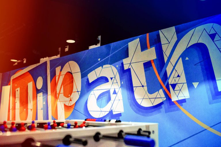 UiPath, “unicornul” românesc, a dat afară 400 de oameni, deși a ajuns la o valoare de 7 miliarde $