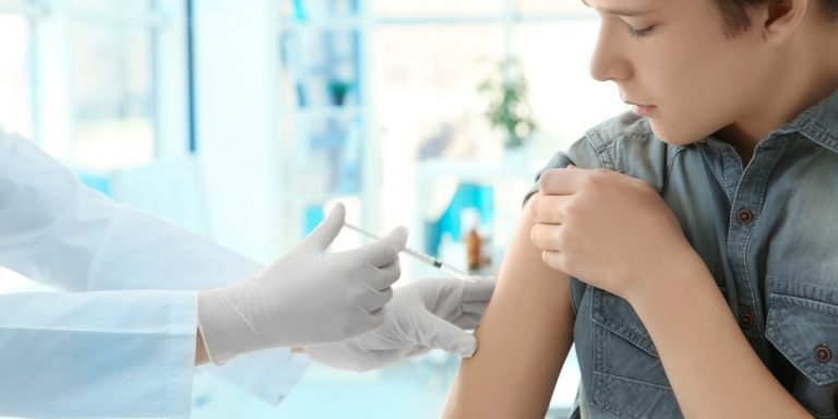 Criză de vaccin antigripal. Medic: Înțeleg să solicit 600 și să primesc 300, dar nu 10…