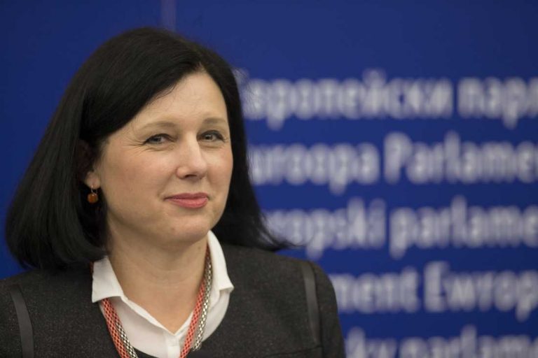 Vera Jourova: Guvernele statelor membre ale UE care nu respectă statul de drept – “o viaţă mai puţin uşoară”