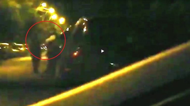 VIDEO Imagini cu camera ascunsă: Vizita nocturnă a ministrului Cuc la casa fostei șefe TAROM