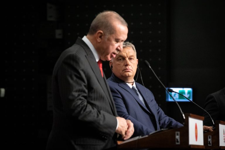 Erdogan, alături de Viktor Orban, amenință la Budapesta că va „deschide porțile” refugiaţilor sirieni către Europa