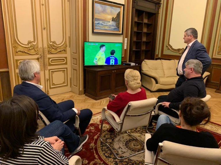 Viorica Dăncilă, fotbalul și biblioteca goală. Val de ironii acide la adresa șefei PSD