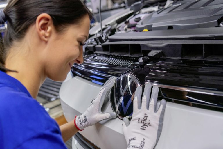 Vânzările Grupului Volkswagen au scăzut cu o cincime în primul semestru, mai ales în Europa