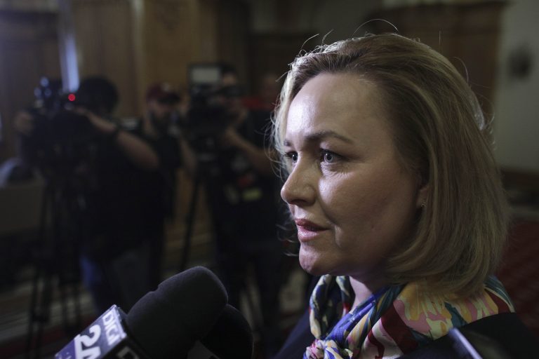 Sora fostului ministru Carmen Dan, suspectă într-un dosar de înșelăciune cu un prejudiciu de 1,3 milioane de euro / Percheziţii în Bucureşti şi în trei judeţe