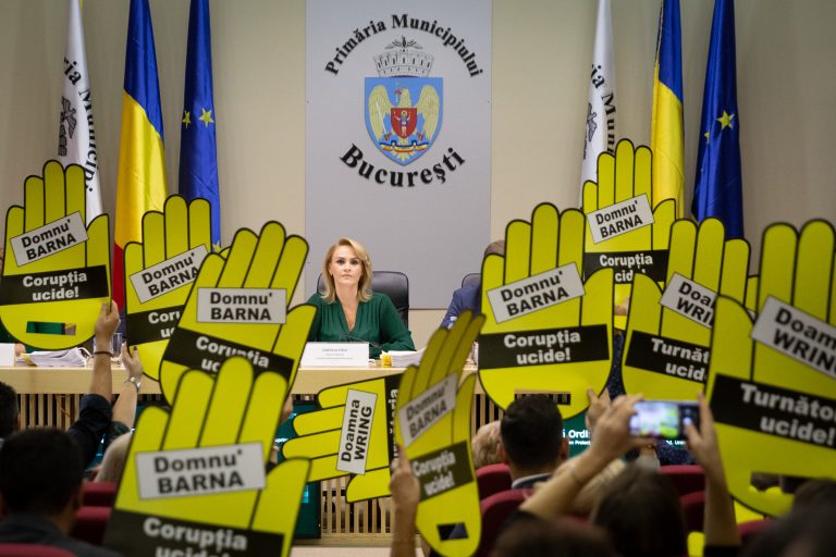 Firea: Fondatoarele Dăruiește Viața fac scandal să-l ajute pe Barna