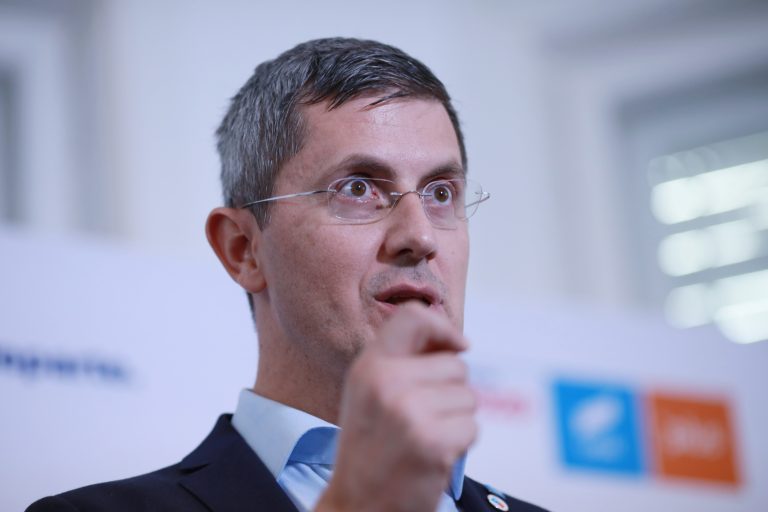 Save Romania Party votes to reconfirm current chairman, despite poor showing in presidential election