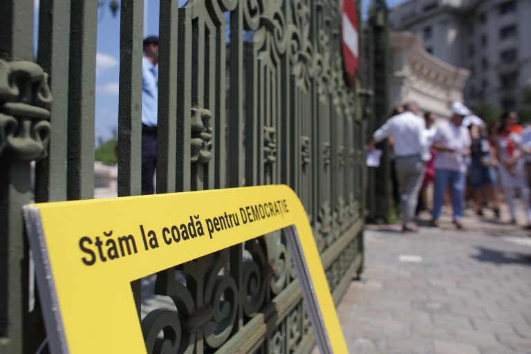Est-europeni se tem pentru democrație. Sprijin puternic pentru ONG-uri, în ciuda campaniilor furibunde