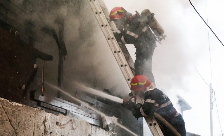 Incendiu la Cinematograful Gloria din Bucureşti / O sută de persoane, evacuate până la sosirea pompierilor
