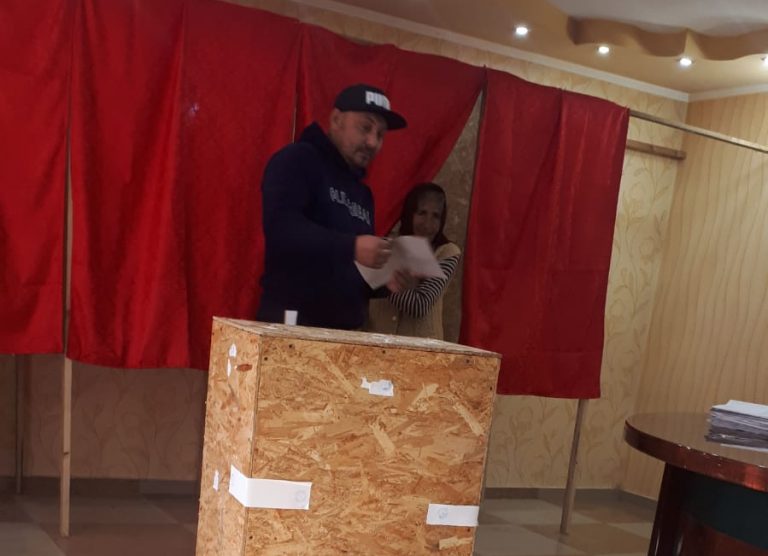 Alegeri prezidențiale 2019. Incidente la vot. Femeie agresată în apropierea unei secţii de votare din Dolj