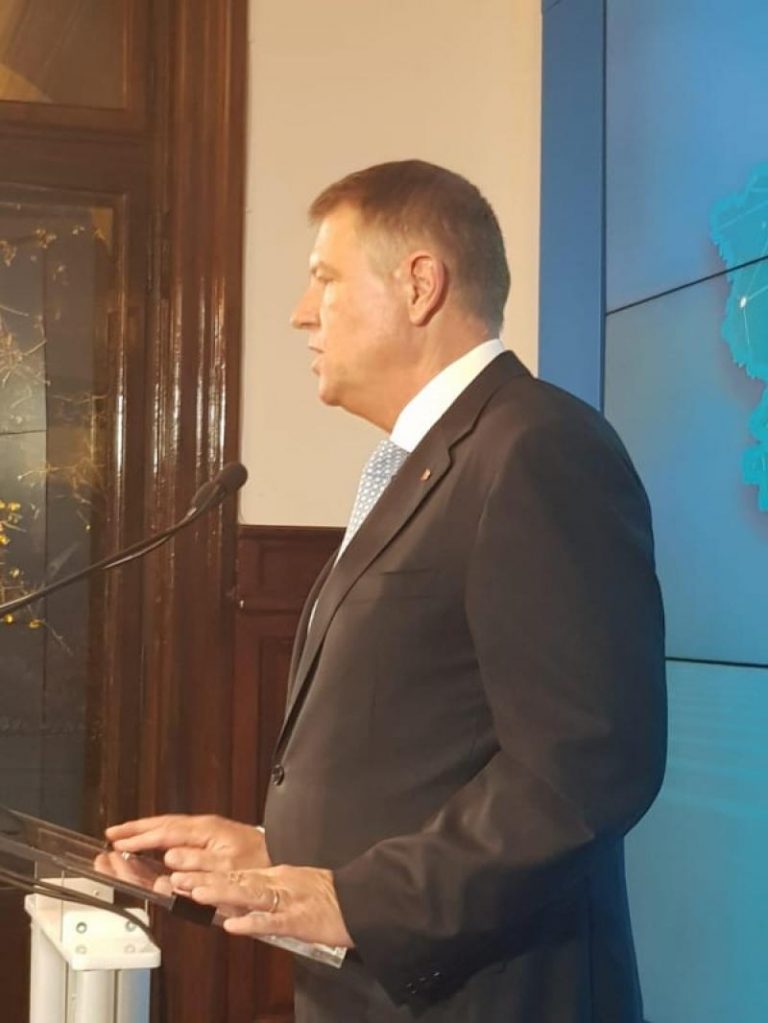 Klaus Iohannis, întrebat dacă are cască în ureche: „Mă bănuiți că am copiuță?