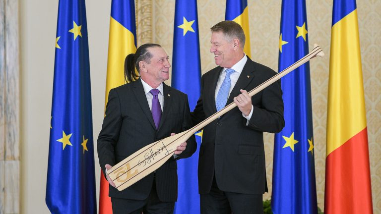 Ivan Patzaichin, decorat cu „Steaua României” în grad de Cavaler. Ce cadou i-a făcut lui Klaus Iohannis