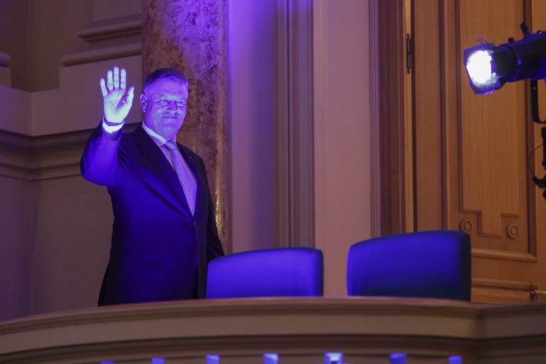 „Impresionanta realegere a lui Iohannis” și „corupția” lui Dragnea. Semne bune în faliile din Est și Vest