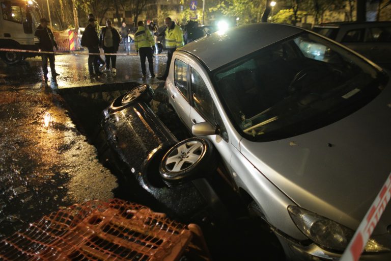 FOTO Două mașini au căzut într-o groapă săpată de RADET