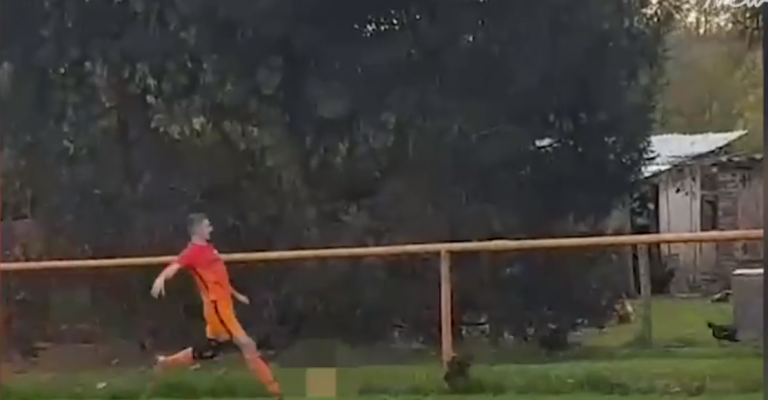 VIDEO | Gest sadic făcut de un fotbalist pe teren. Riscă închisoarea