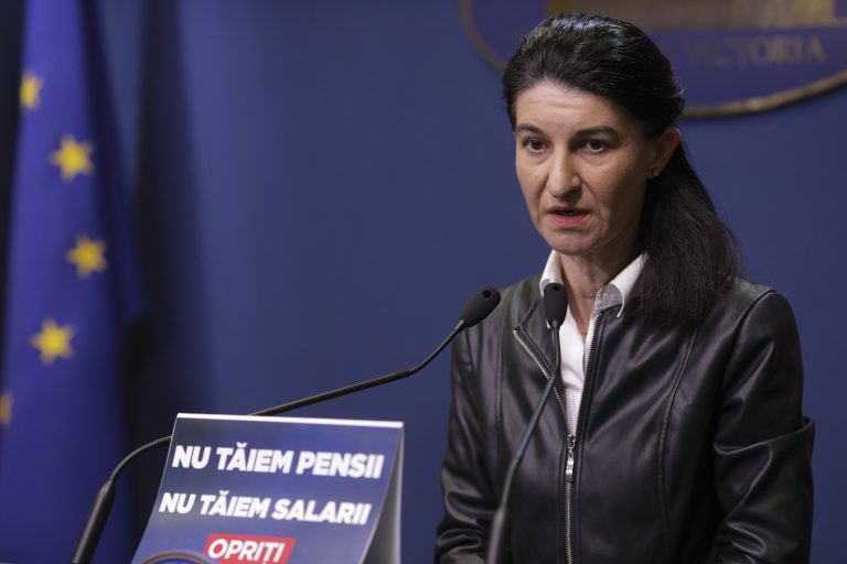 Ministrul Muncii, Violeta Alexandru, conferință de presă cu mesaj-protest