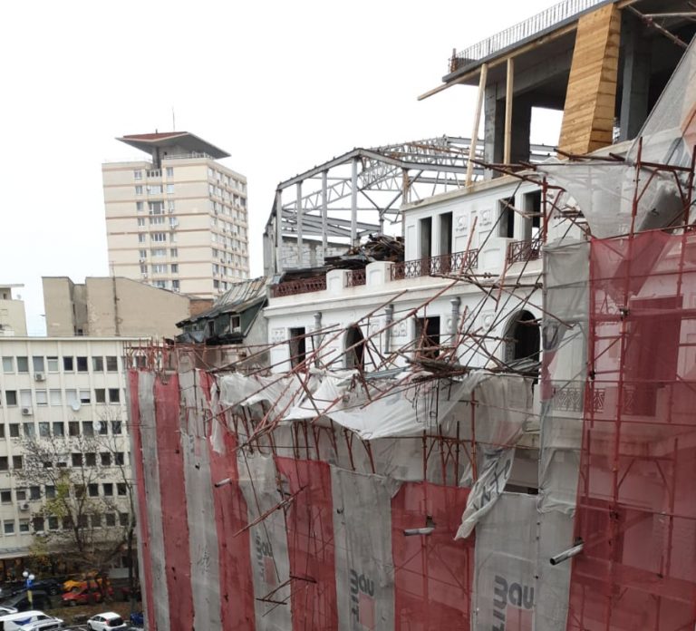 VIDEO O schelă a fost ruptă de vânt în centrul Bucureștiului și a căzut pe stradă