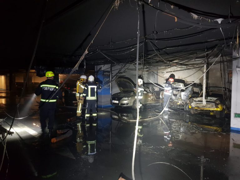 NEWS ALERT Incendiu la Sun Plaza. ISU a evacuat mall-ul. Șase victime transportate la spital. Trei autoturisme, arse